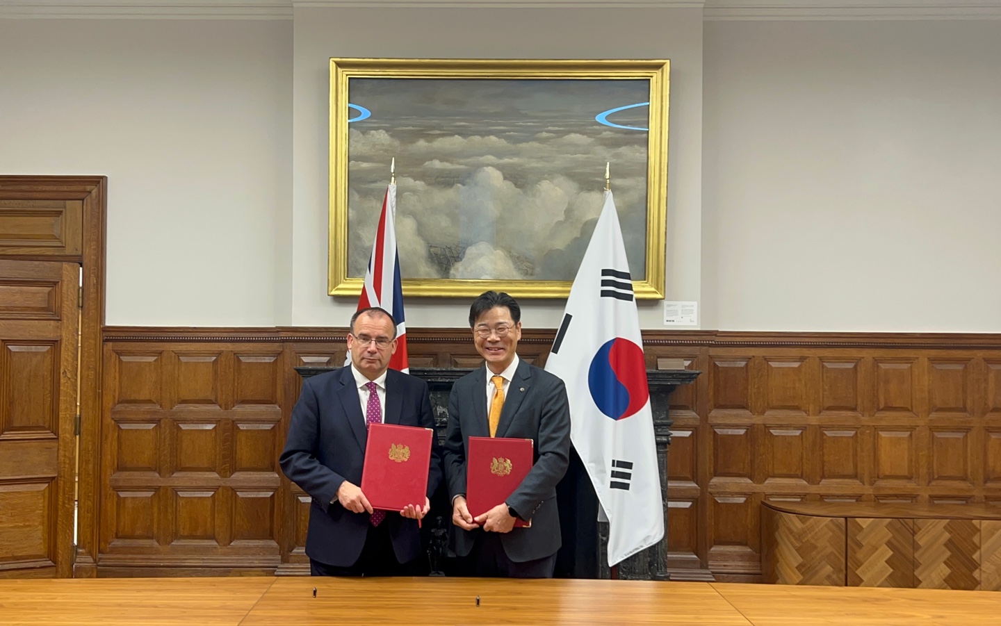 KIND-영국 산업통상부 MOU 체결사진_1.jpg