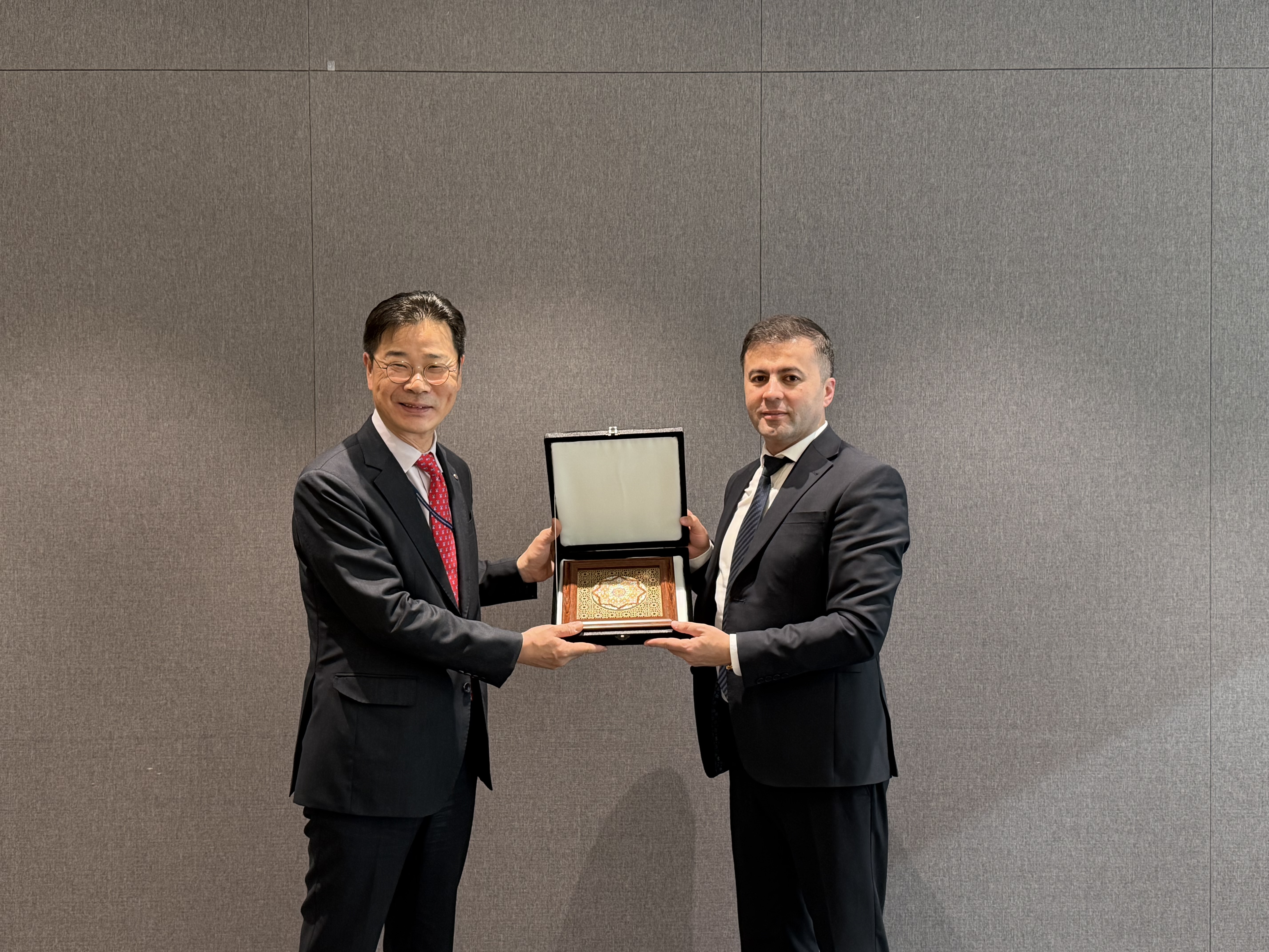 붙임4. 우즈베키스탄 제약산업개발청 공사 방문 기념사진_1.jpg