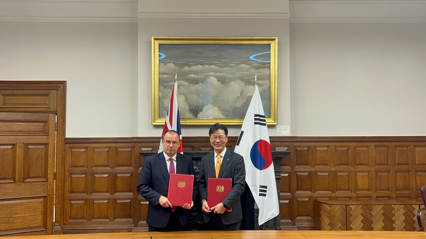KIND-영국 산업통상부 MOU 체결사진_2.jpg